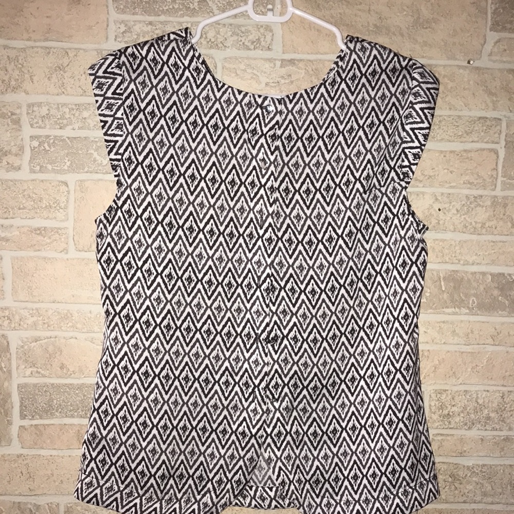 ✅ABS Platinum Sleeveless Blouse - Picture 5 of 8